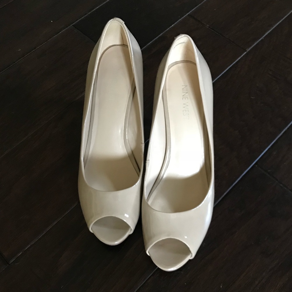 Nine Wear Kelsyo patent nude peep toe heels size 8